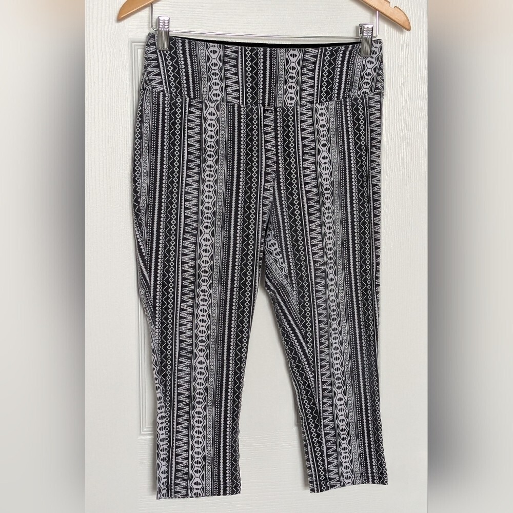 The Girls Women's (Medium) Geometric Monochrome Capris Athleisure Leggings